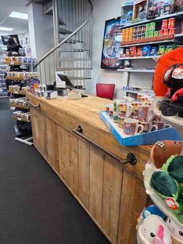 balie/toonbank en slatwall te koop beschikbaar voor biedingen