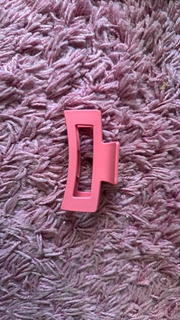 Roze haarklip beschikbaar voor biedingen