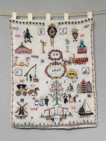 Vintage wandkleed - handgeborduurd / 65 x 50 cm (1969) beschikbaar voor biedingen