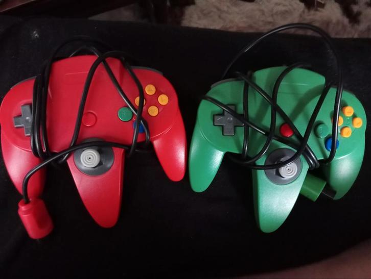 Nintendo 64 Controllers (Rood & Groen), Spelcomputers en Games, Spelcomputers | Nintendo 64, Gebruikt, Met 2 controllers, Ophalen of Verzenden