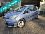Toyota Yaris 1.0 VVT-i Now | 1E EIGENAAR | 12MND GARANTIE |, Euro 5, Stof, Gebruikt, 750 kg