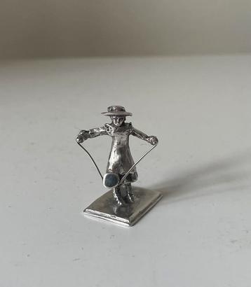 Meisje met tol, zilveren miniatuurtje beschikbaar voor biedingen