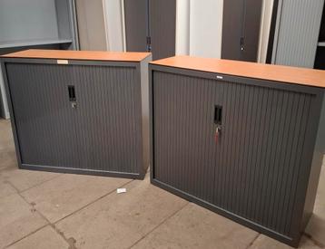 2 metalen roldeurkasten met 3 legborden en sleutels beschikbaar voor biedingen