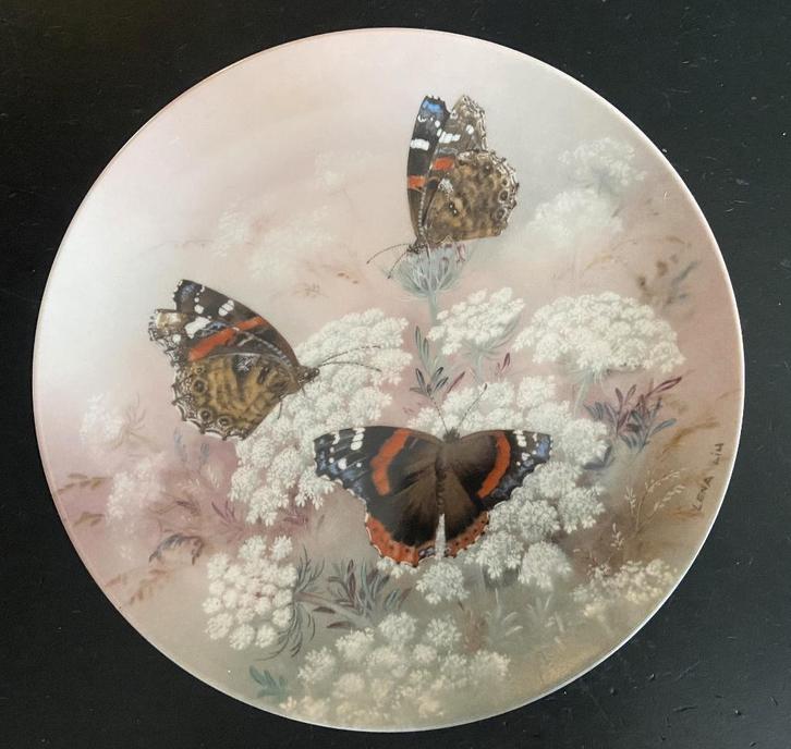 Verzamelbord Red Admirals – Lena Liu – 1989, Verzamelen, Overige Verzamelen, Zo goed als nieuw, Ophalen of Verzenden