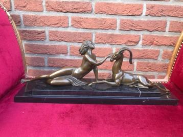 bronzen topbeeld, amazone met antilope beschikbaar voor biedingen