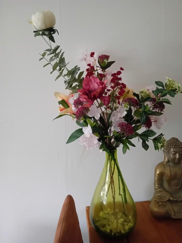 Prachtig bloemstuk in groene vaas, Huis en Inrichting, Woonaccessoires | Vazen, Zo goed als nieuw, Groen, 50 tot 75 cm, Glas, Ophalen of Verzenden