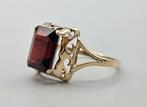Gouden Vintage ring met edelsteen granaat. 2025/358., Ophalen of Verzenden, Goud, Ring, Met edelsteen