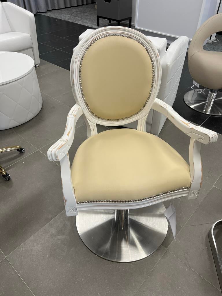 Luxe kappersstoel in klassieke stijl – showmodel Nieuwstaat, Sieraden, Tassen en Uiterlijk, Uiterlijk | Haarverzorging, Zo goed als nieuw