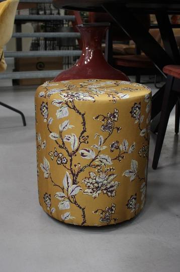 Hippe ronde poef hocker met luxe stof goud  met print