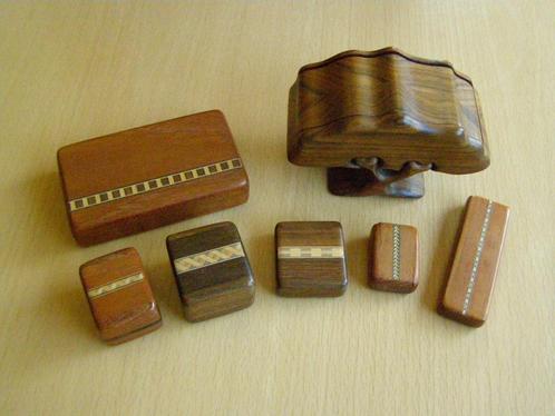 ZEVEN HOUTEN DOOSJES BEWERKT AMERIKAANS HOUT VINTAGE, Antiek en Kunst, Curiosa en Brocante, Ophalen of Verzenden