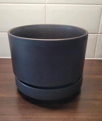 Groot model Vintage Arabia Bloempot met onderschotel /zwart  beschikbaar voor biedingen