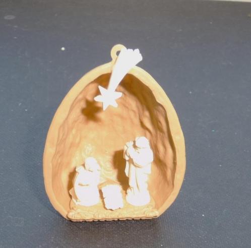 KERSTGROEPJE JOZEF MARIA KINDJE IN WALNOOT, LEUK V POPPEHUIS, Verzamelen, Religie, Zo goed als nieuw, Christendom | Katholiek