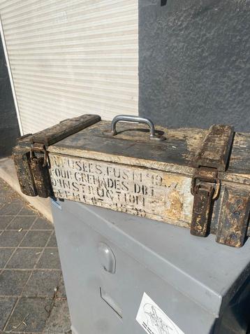 Vintage Munitiekist met Inscriptie - Decoratief & Authentiek beschikbaar voor biedingen