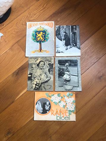 Vintage  boekjes Koningshuis beschikbaar voor biedingen