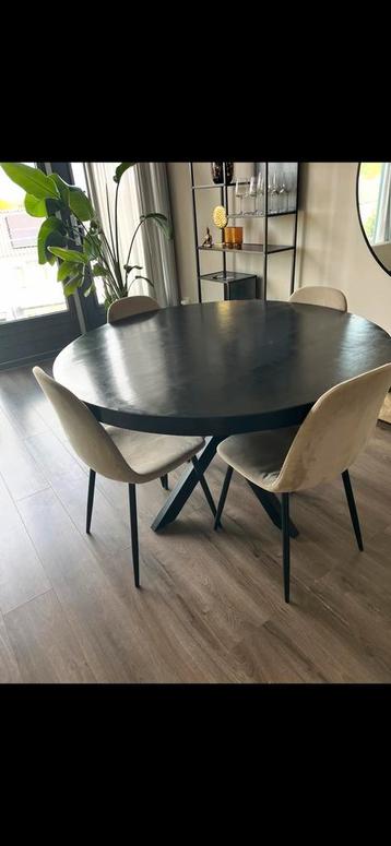 Eikenhouten eettafel (130cm) incl stoelen beschikbaar voor biedingen