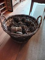 Mand gevuld met dennenappels, Ophalen of Verzenden, Zo goed als nieuw, Rond, Riet