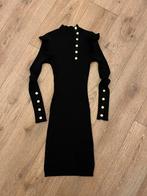 jurk stretchjurk met ruffles en gouden knopen, Ophalen of Verzenden, Zo goed als nieuw, Maat 38/40 (M), Zwart