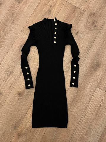 jurk stretchjurk met ruffles en gouden knopen beschikbaar voor biedingen