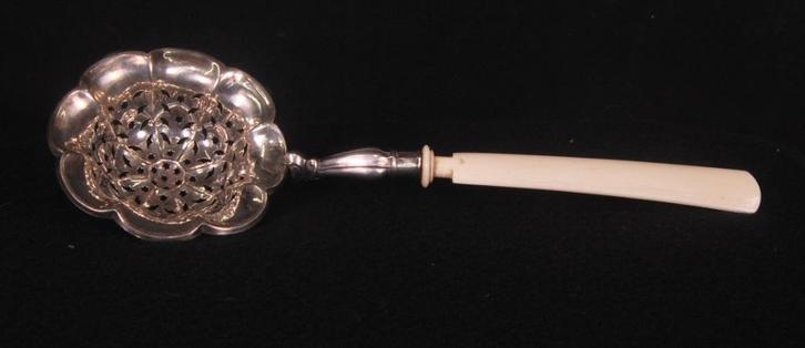 Zilveren antieke suikerstrooier met benen heft, Antiek en Kunst, Antiek | Bestek, Ophalen of Verzenden