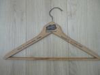 Oude houten kledinghanger Smits kleding Oosterhout, Ophalen of Verzenden, Gebruikt, Hout, Volwassenen