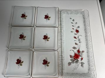 Vintage glazen cake schaal met 6 bordjes beschikbaar voor biedingen