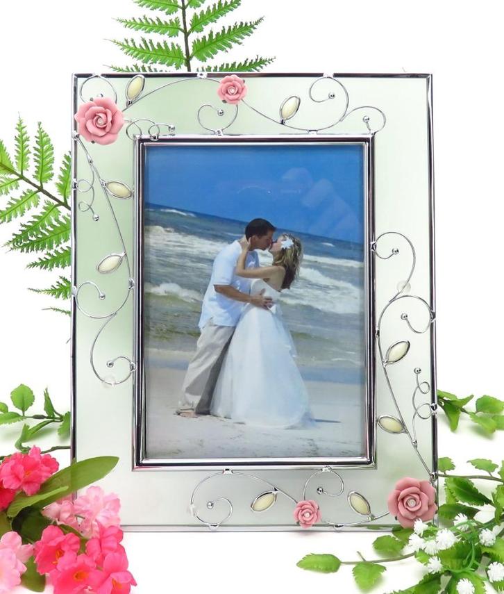 Fotolijst versiert met “rozen en kralen”., Hobby en Vrije tijd, Feestartikelen, Nieuw, Versiering, Geboorte of Huwelijk, Verzenden