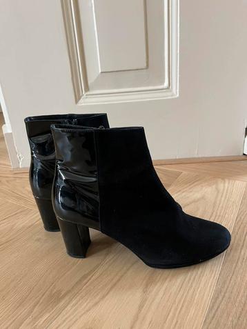 Enkellaarsjes Unisa maat 40 beschikbaar voor biedingen