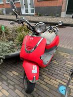 Rode Sym Mio scooter - Kapot door vandalisme, Fietsen en Brommers, Scooters | SYM, Gebruikt, Maximaal 45 km/u, Benzine, Ophalen