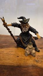 Gedetailleerd Tovenaar Beeldje met Kristallen Bol & Schedels, Ophalen of Verzenden, Zo goed als nieuw, Fantasy