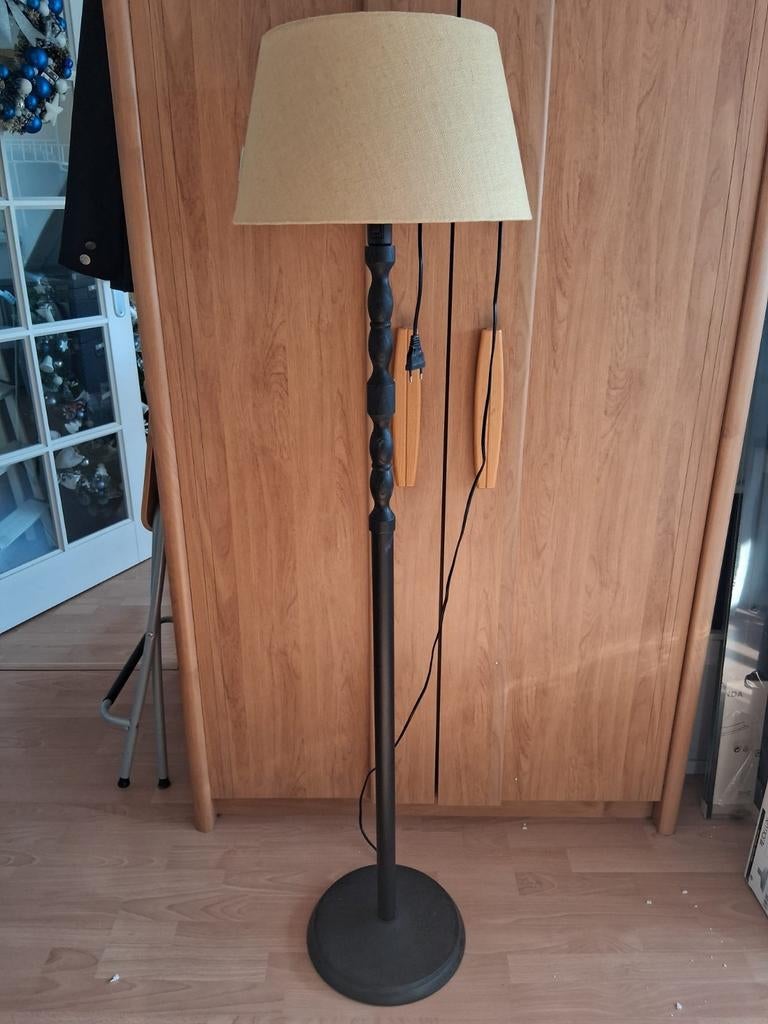Diverse vloerlampen, betonlampen, wandplankjes, gordijnen, Huis en Inrichting, Lampen | Vloerlampen, Ophalen, Zo goed als nieuw