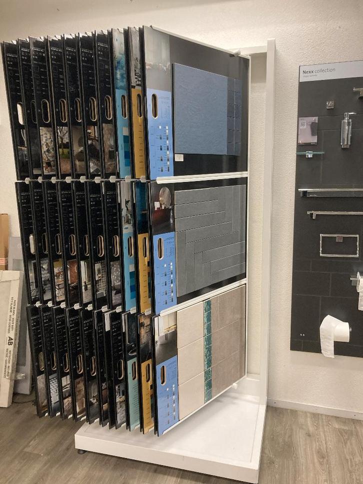 Vrijstaande Witte Tegelkast / monsterkast (60 panelen), Huis en Inrichting, Kasten | Stellingkasten, Zo goed als nieuw, Ophalen