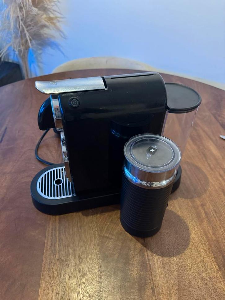 Nespresso Magimix Inissia met Aeroccino 3 melkopschuimer, Witgoed en Apparatuur, Koffiezetapparaten, Zo goed als nieuw, Koffiepads en cups
