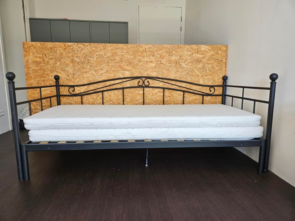 Bedbank uittrekbaar tot 2 persoonsbed, Ophalen, Zo goed als nieuw, Tweepersoons, Hout