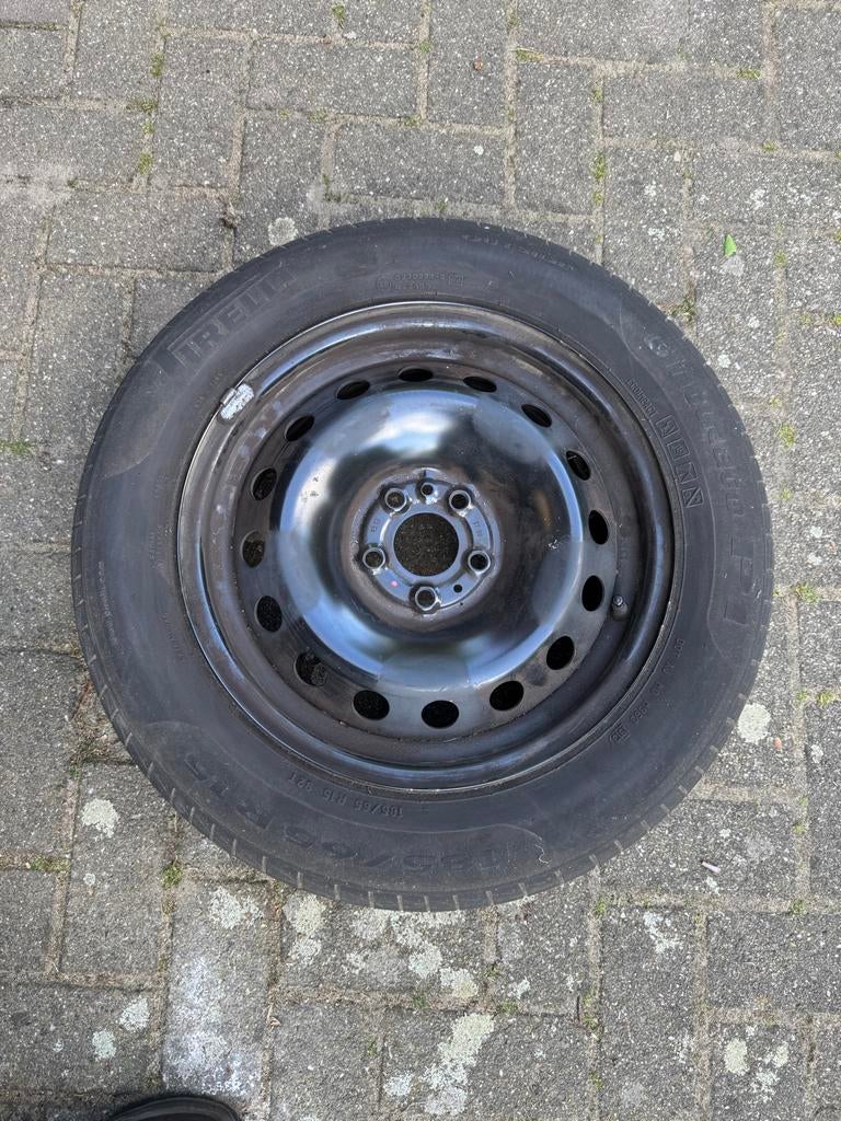 4x Gebruikte Pirelli banden 195/65 R15, Auto-onderdelen, Banden en Velgen, Ophalen, Gebruikt, 15 inch, Banden en Velgen