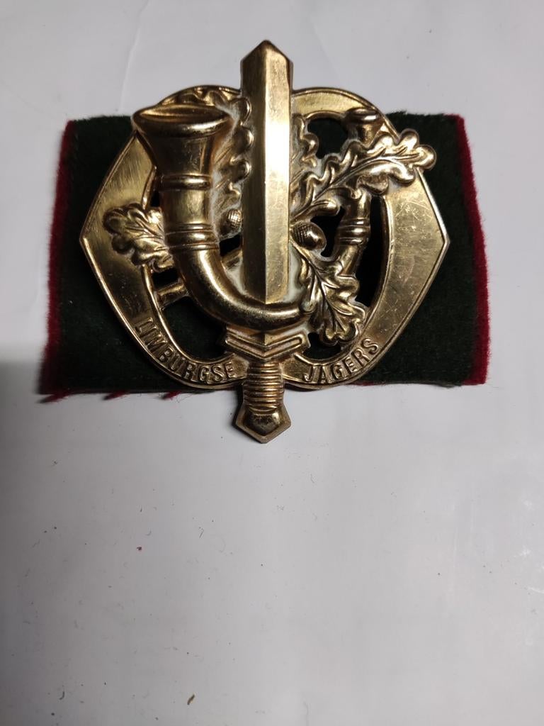 Mooi oud baretembleem Limburgse Jagers met originele voetjes, Verzamelen, Ophalen of Verzenden, Landmacht, Nederland, Embleem of Badge