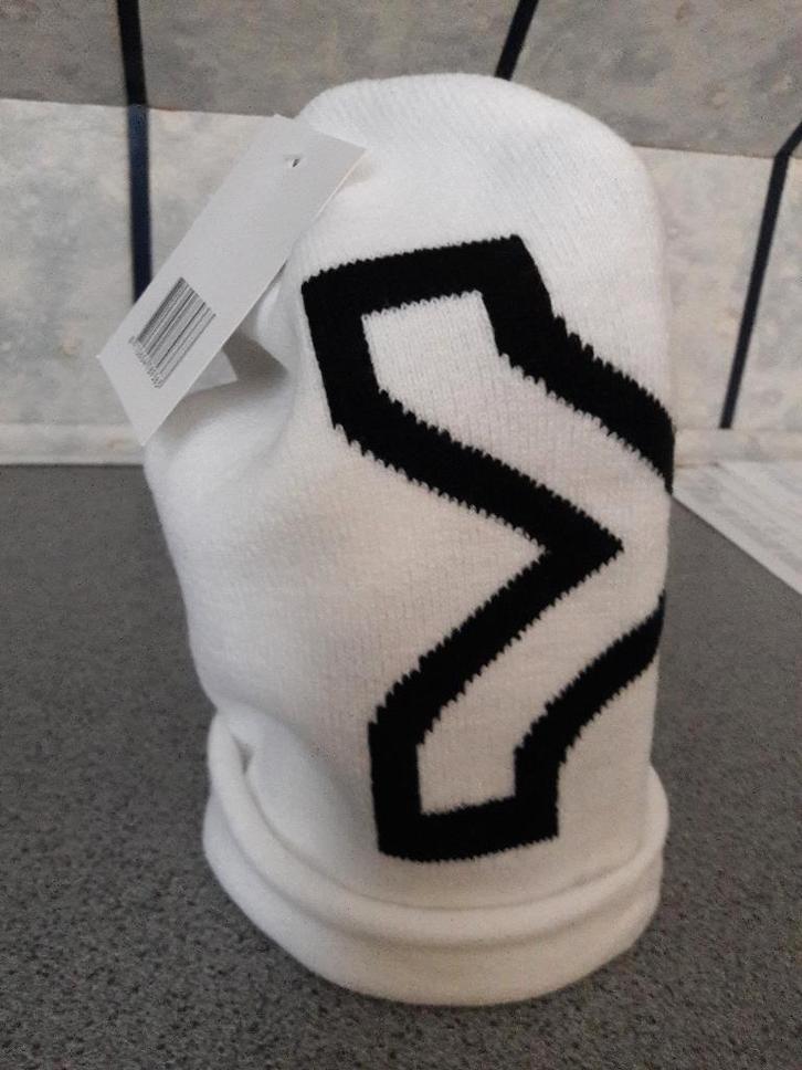 Machine gebreide muts kleur wit met ingebreid de letter X., Kleding | Heren, Mutsen, Sjaals en Handschoenen, Nieuw, Muts, Overige maten