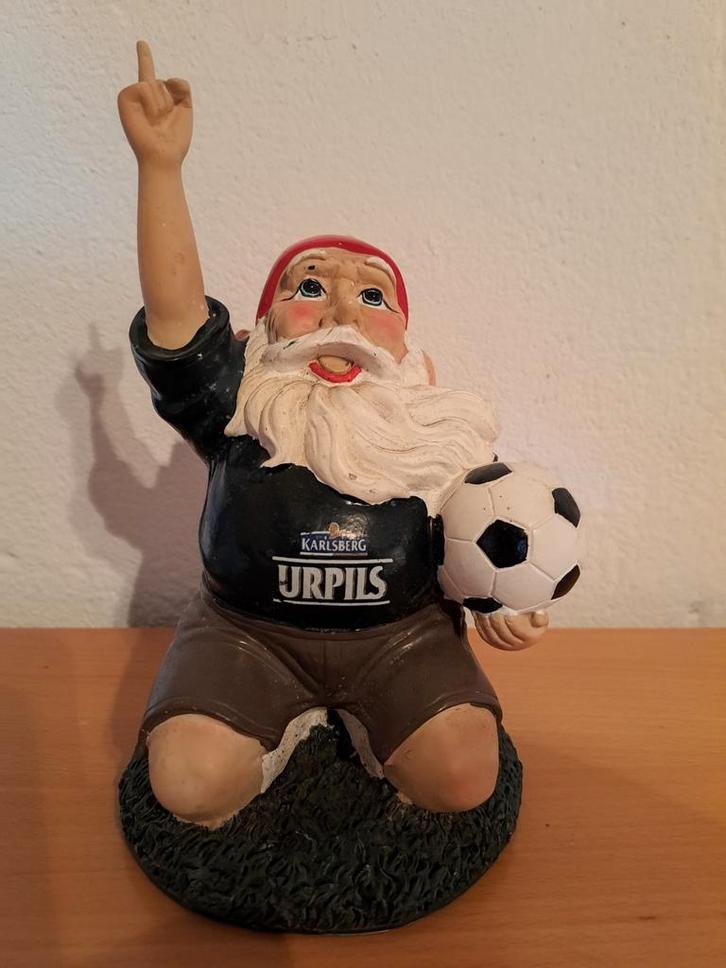 Voetbal Tuinkabouter Karlsberg Urpils - Grappig Beeld, Verzamelen, Biermerken, Gebruikt, Ophalen of Verzenden