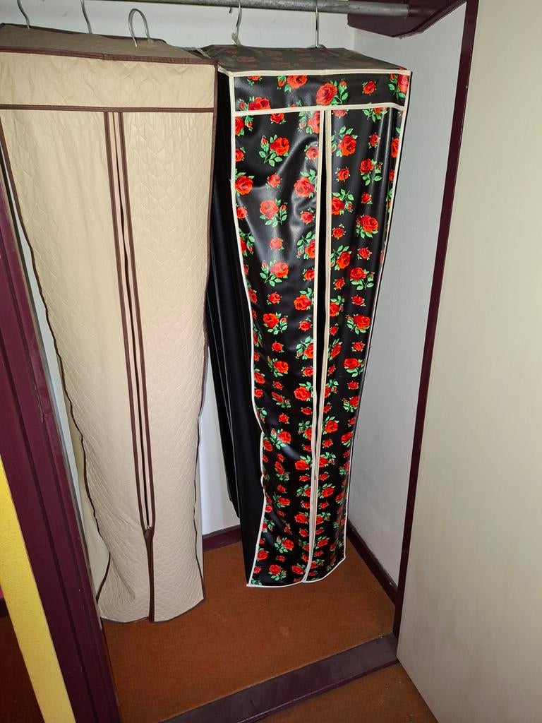 2 kledinghoezen voor bescherming en opslag, Kleding | Dames, Kledinghangers, Ophalen, Gebruikt, Overige materialen, Volwassenen