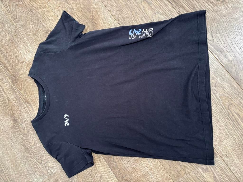 Zwart T-shirt met 'NOW OR NEVER' print, Kinderen en Baby's, Kinderkleding | Maat 158, Ophalen of Verzenden, Zo goed als nieuw