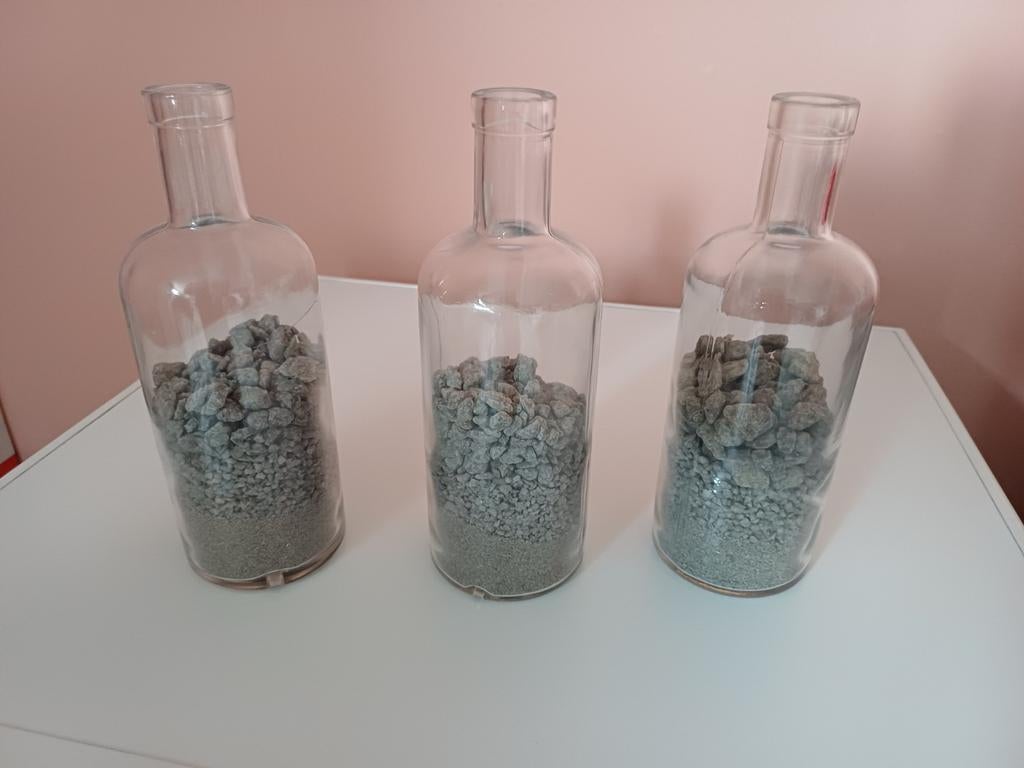 3 glazen flessen met decoratieve steentjes - 23 cm hoog, Ophalen, Gebruikt, Overige kleuren, Glas