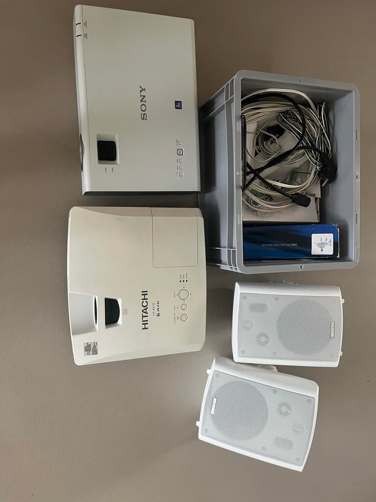 Beamer set met speakers - Sony en Hitachi, Ophalen of Verzenden, Gebruikt, Overige resoluties