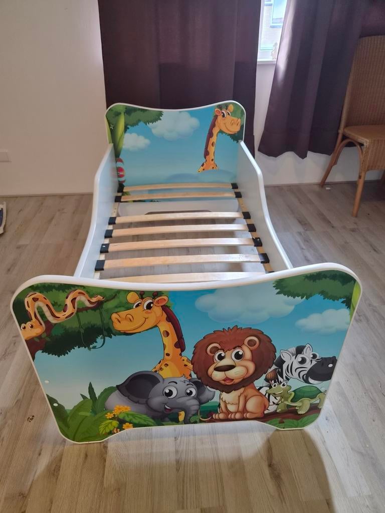 Peuterbed met jungle thema., Kinderen en Baby's, Kinderkamer | Bedden, Ophalen, Gebruikt, 70 tot 85 cm, 140 tot 160 cm