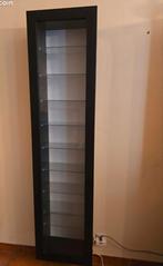 Gezocht zwarte vitrine ikea bertby, Huis en Inrichting, Ophalen, 50 tot 100 cm, Zo goed als nieuw, Minder dan 100 cm