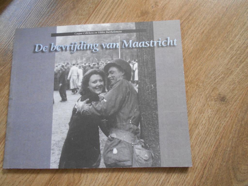 Casper Cillekens De bevrijding van Maastricht, Boeken, Ophalen of Verzenden, Tweede Wereldoorlog, Zo goed als nieuw, Overige onderwerpen
