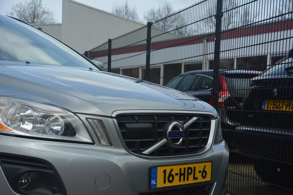 Volvo XC60 2.4 D5 AWD Momentum | ACC | Parkeersensoren | BLI, Auto's, Automaat, 1716 kg, Gebruikt, Zwart