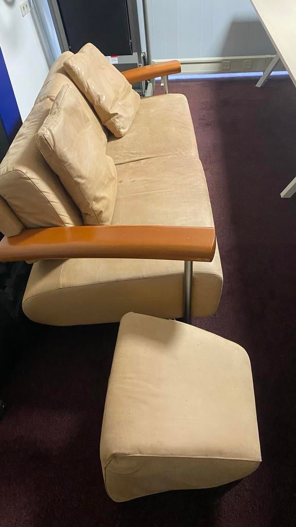 Lichtbruine Suède Tweezitsbank met Hocker, Ophalen, Gebruikt, Tweepersoons, Leer