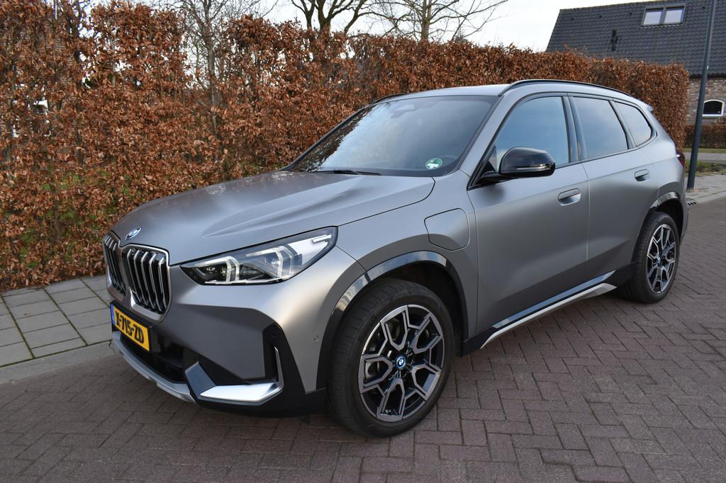 BMW X1 xDrive25e '24 245PK PANO, TREKH, ACC 29DKM!, Auto's, BMW, Gebruikt, Euro 6, Bedrijf, Adaptive Cruise Control