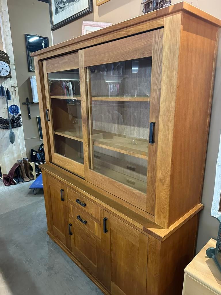 Robuuste houten buffetkast