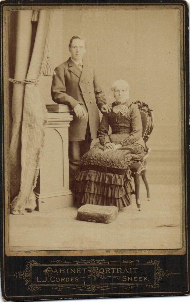 Kabinet Foto - L.J. Cordes - Sneek - Echtpaar -Fraaie kledij, Verzamelen, Foto's en Prenten, Gebruikt, Verzenden, Foto, Klederdracht