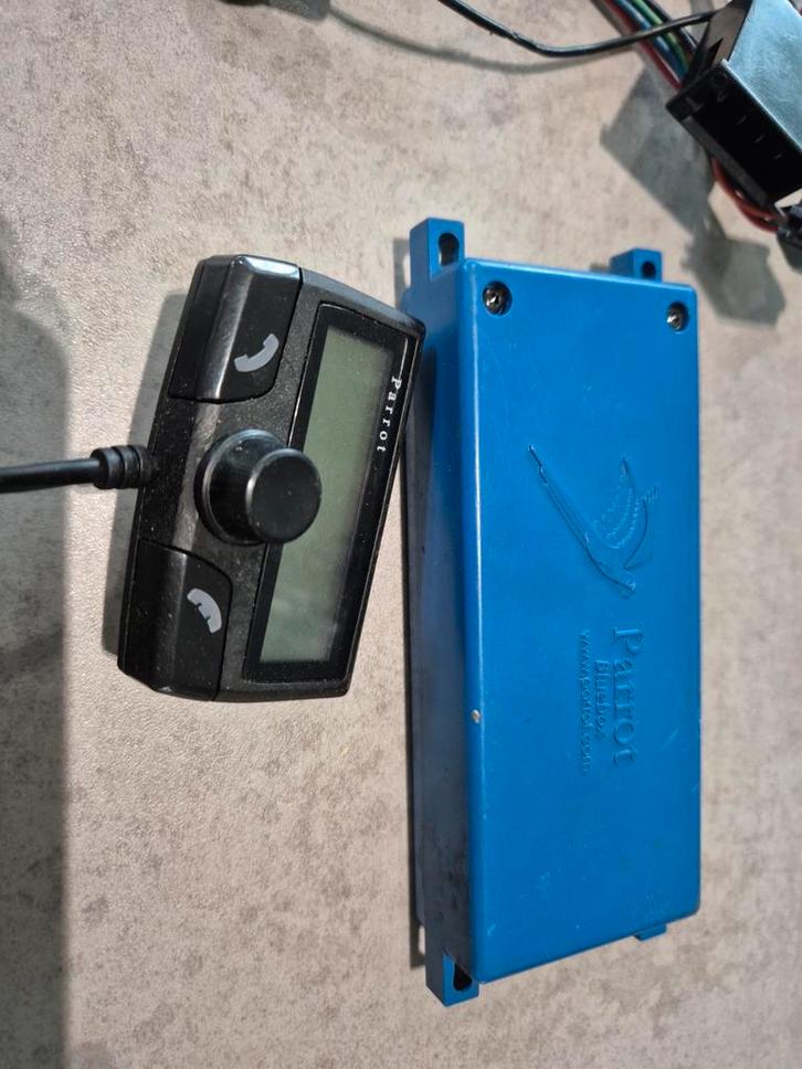 Parrot CK3100 Bluetooth Carkit - Handsfree Bellen, Auto diversen, Carkits, Gebruikt, Ophalen of Verzenden